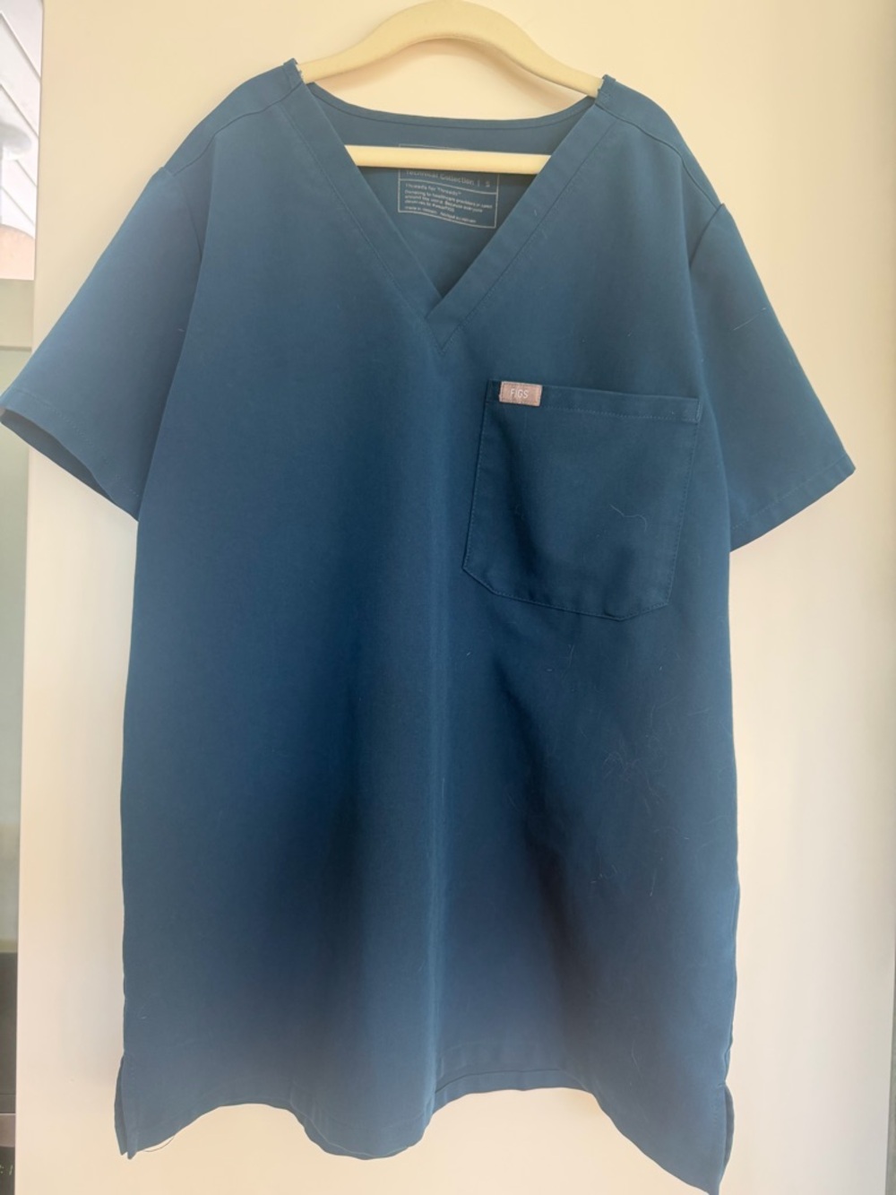 Figs women’s Catarina Caribbean blue V-Neck Short Sleeve Shirt with Chest Pocket